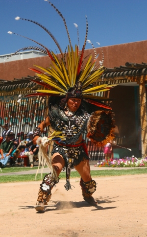 http://www.jesuiscultive.com/IMG/jpg/Danseur_Azteque.jpg